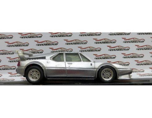 BMW M1 PLATA EN PEANA