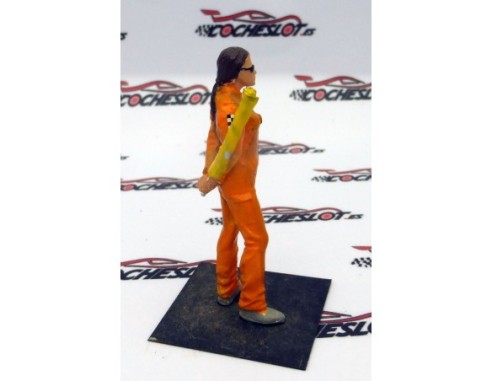 FIGURA METALICA DE CHICA CON BANDERA