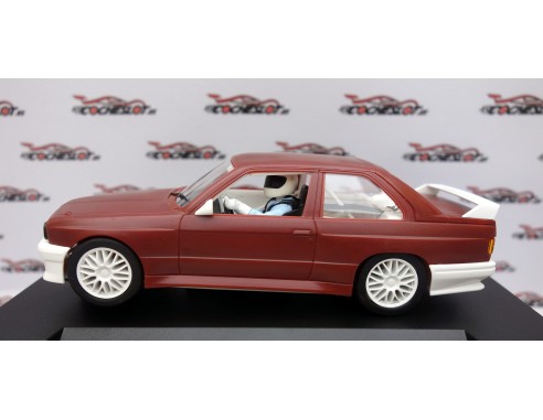 BMW M3 E30 GRANATE ALERON , LLANTAS Y CHASIS BLANCAS FLY