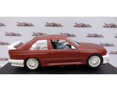 BMW M3 E30 GRANATE ALERON , LLANTAS Y CHASIS BLANCAS FLY