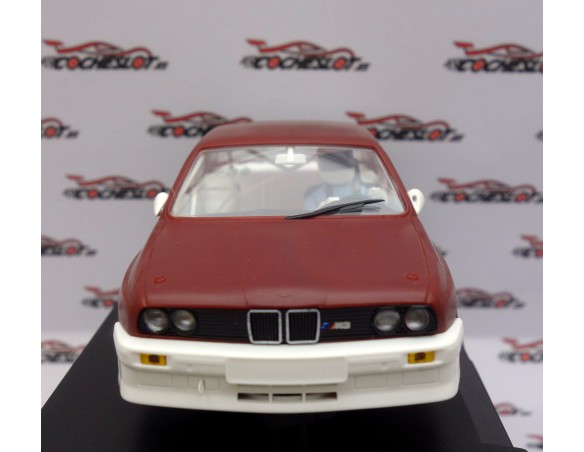 BMW M3 E30 GRANATE ALERON , LLANTAS Y CHASIS BLANCAS FLY