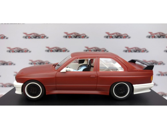 BMW M3 E30 GRANATE ALERON , LLANTAS Y CHASIS NEGRO FLY