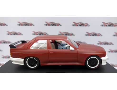 BMW M3 E30 GRANATE ALERON , LLANTAS Y CHASIS NEGRO FLY